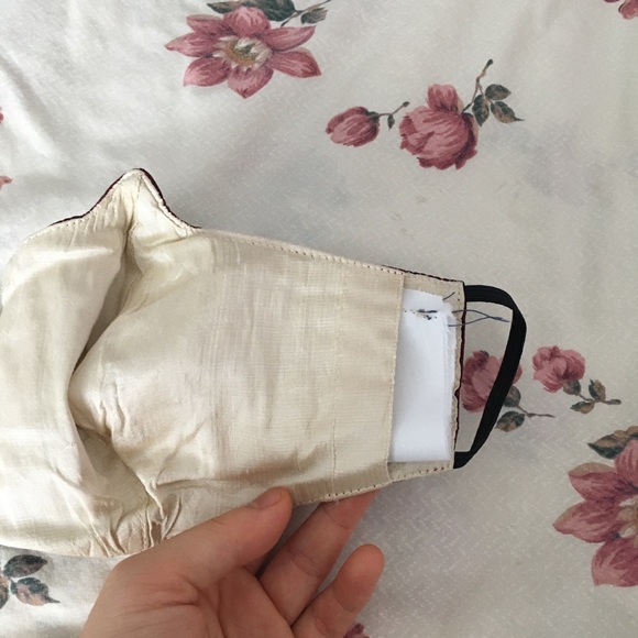 Silk face mask: reversible red gold with pocket - Picture 7 of 8